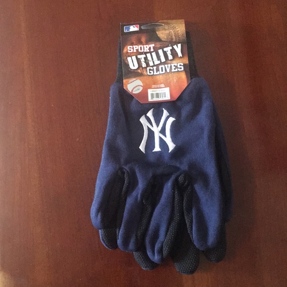 Forever Collectibles Other - Sport Utility Gloves